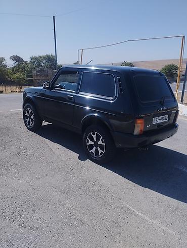niva sidenya: Lada Niva 4x4, qara rəngdə, 3 qapılı ofrout tipli SUV. Əsas — 4