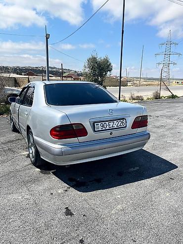 mercedes 180 b: Mercedes-Benz E-Class sedan (W210), gümüş rəng. Əsas xüsusiyyətlər: - — 2