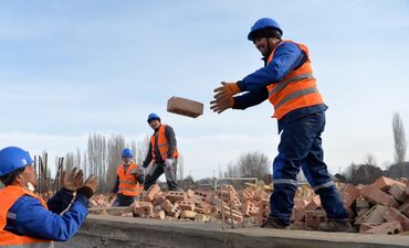 перчатки рабочий: Строители из узбекистана!