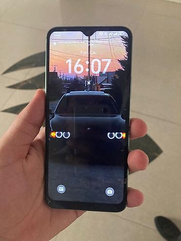 telefon sensor: Smartfon – damcı formalı ön kamera çıxıntısı olan tam ekranlı model — 1