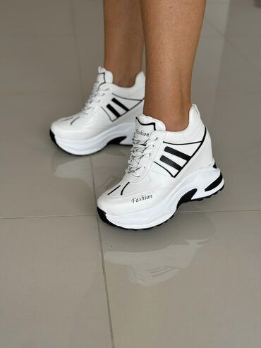 Women's Sneakers and athletic shoes: Cena 4800din
Br36-40
Skrivena peta 9cm — 21