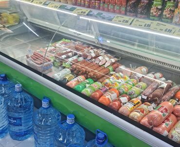 ПО для бизнеса: Soyuducu vitrin daxilində yerləşdirilmiş müxtəlif növ kolbasa