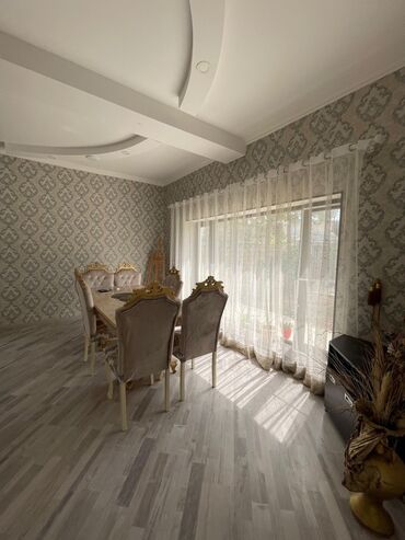 Yeni tikili: Satılır: geniş və zərif interyerli mənzil/evin qonaq otağı və sanitar — 3