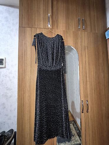 Qadın geyimləri: - Qadın paltarı - Rəng: qara, xırda ağ nöqtəli naxış - Model: pliseli — 1