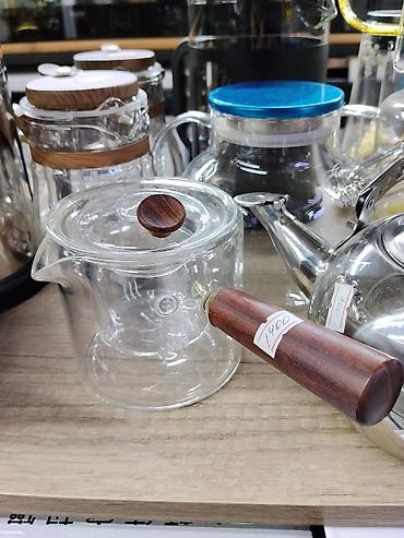 Стеклянный заварочный чайник с деревянной ручкой и крышкой. -
