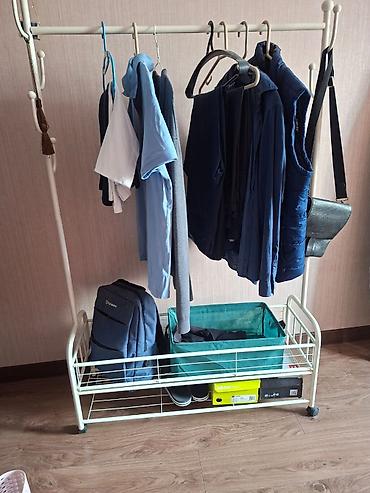 переносная вешалка для одежды: Компактная напольная стойка-гардероб на колесиках. ширина 1 — 2