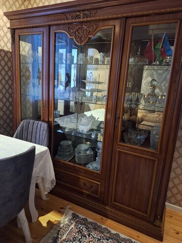 Manekenlər: Şüşəli dolab vitrini