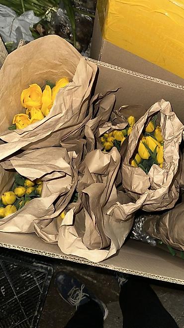 Букеты из живых цветов: Тюльпаны в крафтовой упаковке — сборные букеты из свежесрезанных — 12