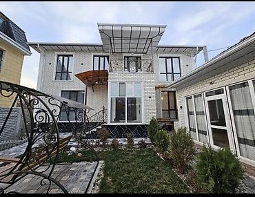 Продажа полдома: Продается двух этажный дом 🏡 Понарамные окна 🪟 250кв 📐 На первом — 2