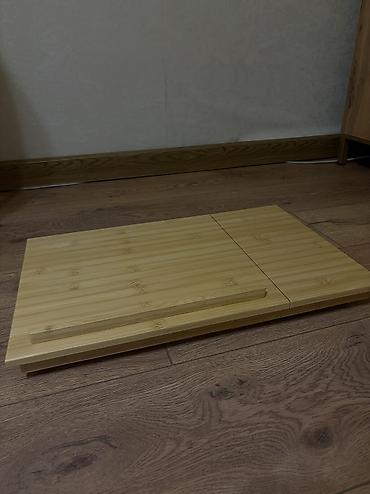 komputer setup: JYSK markalı bambukdan qatlanan yataq/sofra masası – noutbuk və kitab — 9