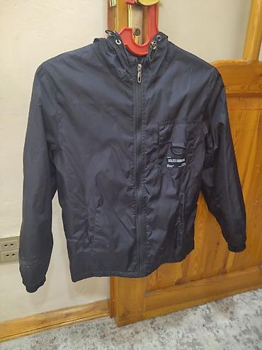 pencekler qadin ucun: Qara rəngli yüngül küləkkeçirməz kapüşonlu jaket - Brend yazısı — 1