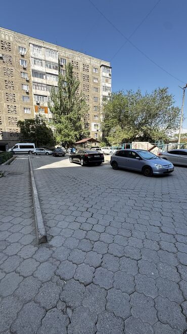 срочно продаётся 1 комнатная квартира в районе ошского рынка: 1 комната, 40 м², 106 серия улучшенная, 3 этаж, Старый ремонт