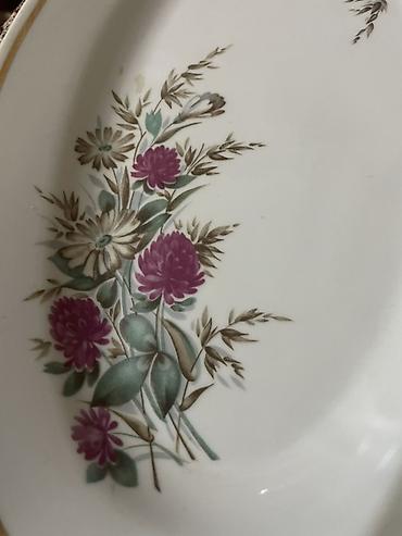 dish sets: Столовый сервиз из фарфора с золотистым кантом и цветочным декором — 3