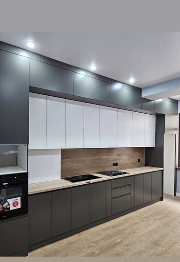 Кухонные гарнитуры: Кухонный гарнитур модульный, белый, с тёмной столешницей. Состав и — 22