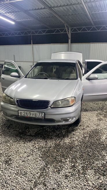 машины на обмен: Серебристый седан Nissan Cefiro, выделяющийся плавными линиями кузова