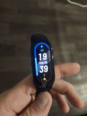 mi аккаунт: Фитнес браслет Xiaomi Mi Band 7. есть скол на циферблате на работу не