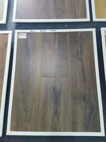 Linoleum: Bu, qəhvəyi rəngdə, ağac naxışlı, 8 mm qalınlığında Heli laminat