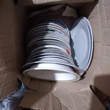 кухонный набор посуды: Коробка с посудой,тарелки25 шт за 200 сом