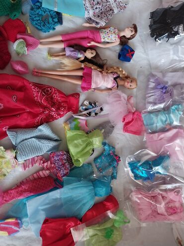 oyuncaq tapança: Barbie paltarlariile birlikde 30 man