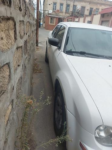 avto servis: Chrysler 300C, ağ rəng, sedan Xüsusiyyətlər: - Güclü V6 benzin — 4
