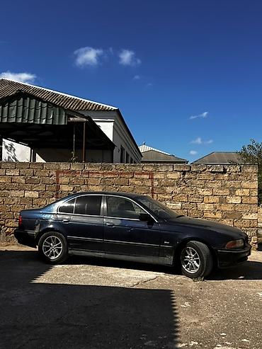 BMW 5 Series (E39) sedan - Kuzov: 4 qapılı sedan, tünd mavi rəng -