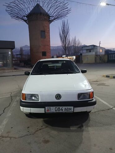 Volkswagen: Volkswagen Passat: 1988 г., 1.8 л, Механика, Бензин, Седан