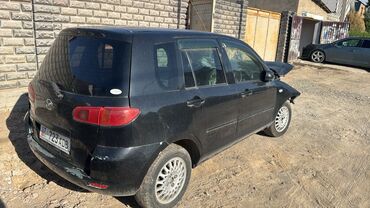 Mazda: Черный хэтчбек Mazda Demio Год вып 2003 Объем 1.3 . Этот компактный