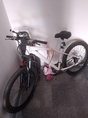 velosipedler 28: Şəhər və yüngül off-road üçün dağ velosipedi - Rəng: ağ gövdə, qara — 2