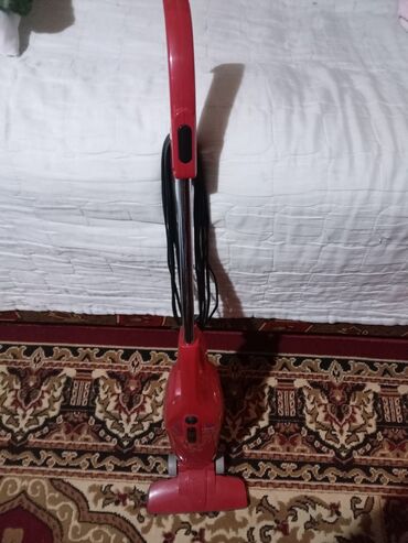tost: Qırmızı rəngli şaquli elektrik süpürgəsi - Kompakt, yüngül və şaquli