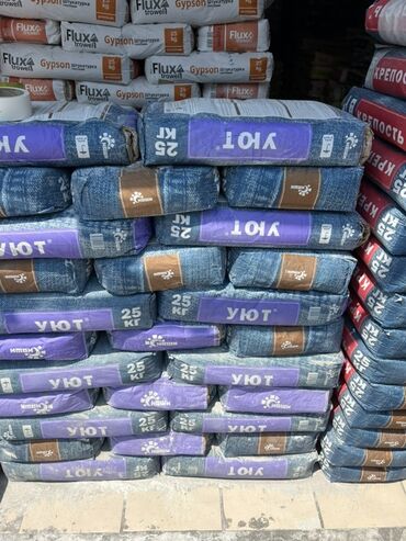 удобрение для газона: Штукатурная смесь "Уют" весом 25 кг в мешках, предназначенная для