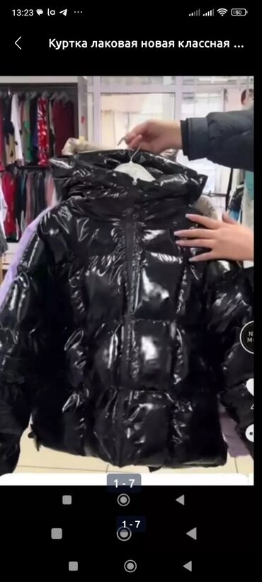 Демисезонные куртки: Куртка черная лаковая новая классная в размере м, отдам за 2000 сом