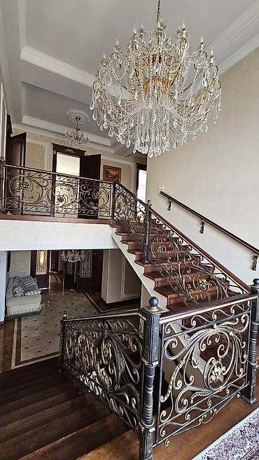 Продажа коттеджей и домов: Классический трехэтажный дом с благоустроенным двором и премиальной — 8