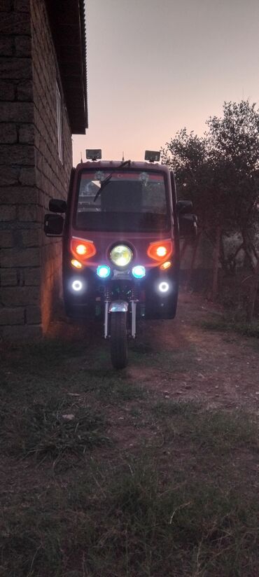 Аренда мототранспорта: Yükdaşıma üçün üçtəkərli moto-transport - Qapalı kabinli, qırmızı