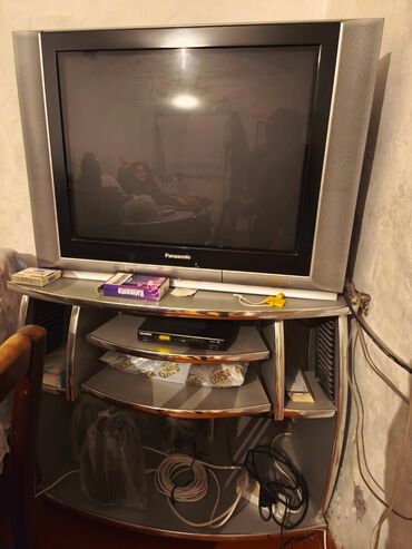 продажа старых телевизоров: Televizor ve altlığı aparatı ile biryerde satılır işlek vezyetdedi