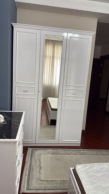 Mebel: Dolab tecili satilir Qiymet 240 man 1.36 eni 2.16 hundurluyu