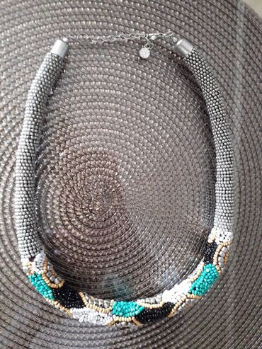 bluza modus ogrlica: OGRLICA od sitnih perlica, boje srebrna bela, zelena, crna. Dužina