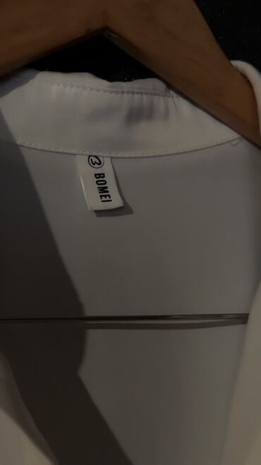 Köynək və bluzalar: Ağ rəngli qadın köynəkləri – 2 ədəd qisa olan butikden 59 azn alinin — 2