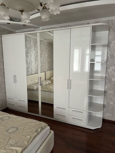 шкаф для белья: Спальный гарнитур, Двуспальная кровать, Шкаф, Матрас, цвет - Белый, Б/у