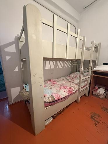 подъемные кровати: Двухъярусная кровать из массива (дерево), светло‑бежевого цвета — 4