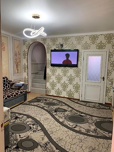 Продажа коттеджей и домов: Продаётся двухэтажный кирпичный дом с закрытым двором и навесом. В ж/м — 4