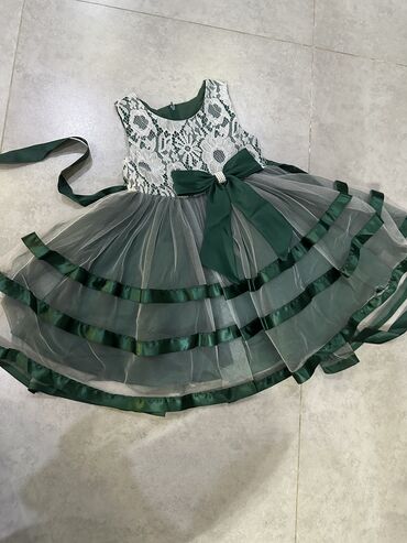 yeezy 700 v3: Детское платье, цвет - Зеленый, Б/у