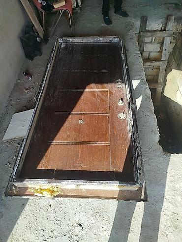 Ev və bağ: Dəmir karkaslı giriş qapısı – taxta teksturalı ön panel - Material — 2