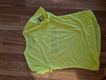 rock fan majice: Orginal Nike majice drečavo zelene jos lepse uzivo 2 komada imam cena