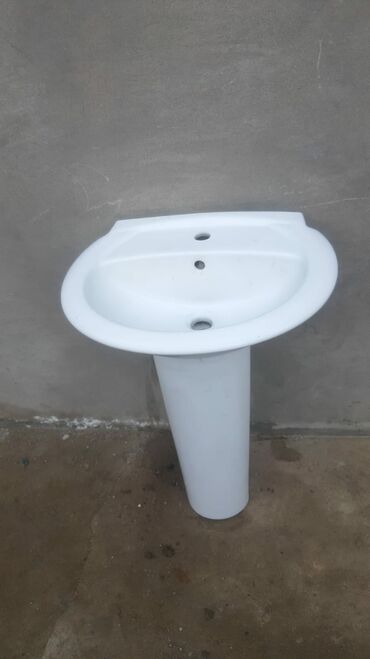 maqnit aliram: Ağ rəngli ayaqlı hamam/kombinə olunmuş lavabo. Xüsusiyyətlər: -