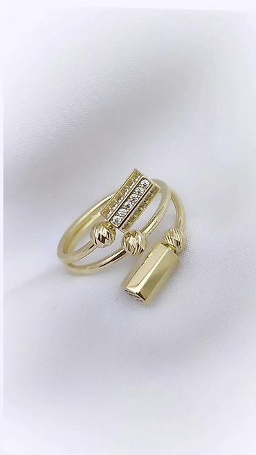 Серьги: Пара элегантных золотистых сережек с английским замком. Каждая сережка — 18