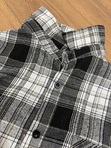 Kişi geyimləri: Qara‑ağ‑boz rəng palitrasında dama (plaid) naxışlı flanel köynək. - — 3