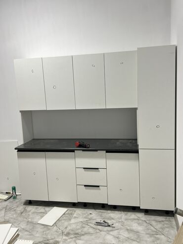 Кухонные гарнитуры: Кухонный гарнитур модульный, белый, с тёмной столешницей. Состав и — 3