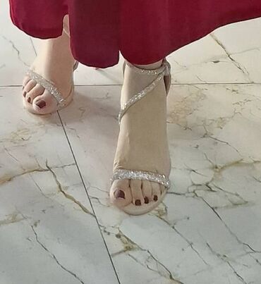 женская обувь в баку: 2defe istifadə edilib ayaq da görüntüsü çox gözəldir, bahalı modeldir