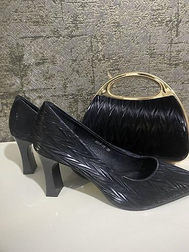 Qadın geyimləri: Qadınlar üçün dəst: klassik stilettolar və dəbli clutch çanta - Rəng — 2