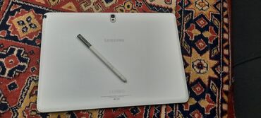 samsunq a30s: Samsung Galaxy Tab (ağ rəng). Böyük ekranlı planşet, ön paneldə fiziki